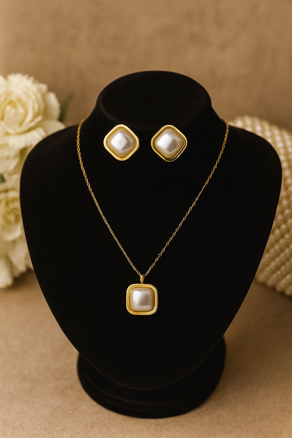 Pearl pendant with studs