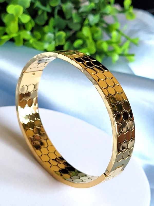 Wide pattern handcuff