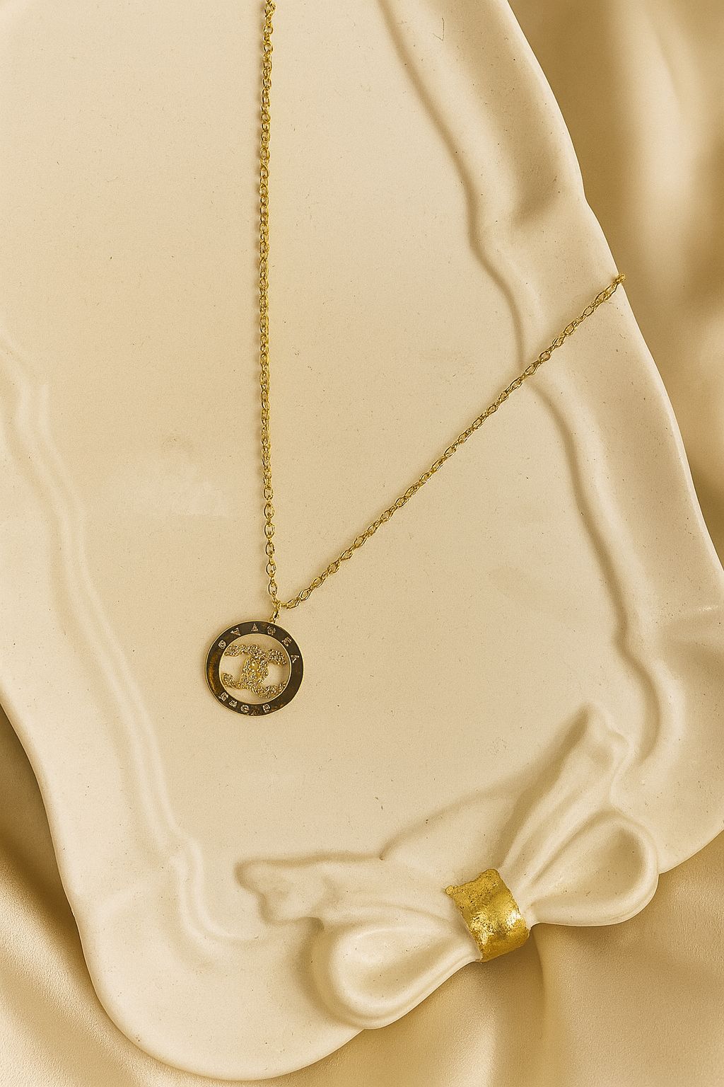 Glittered pendant necklace