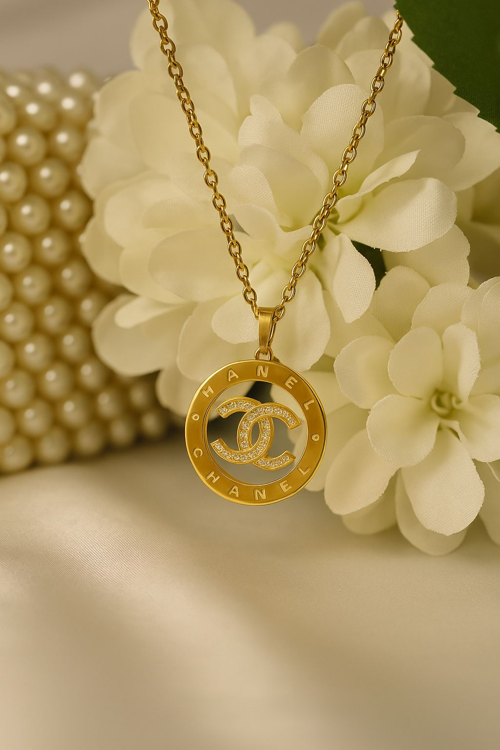 Glittered pendant necklace