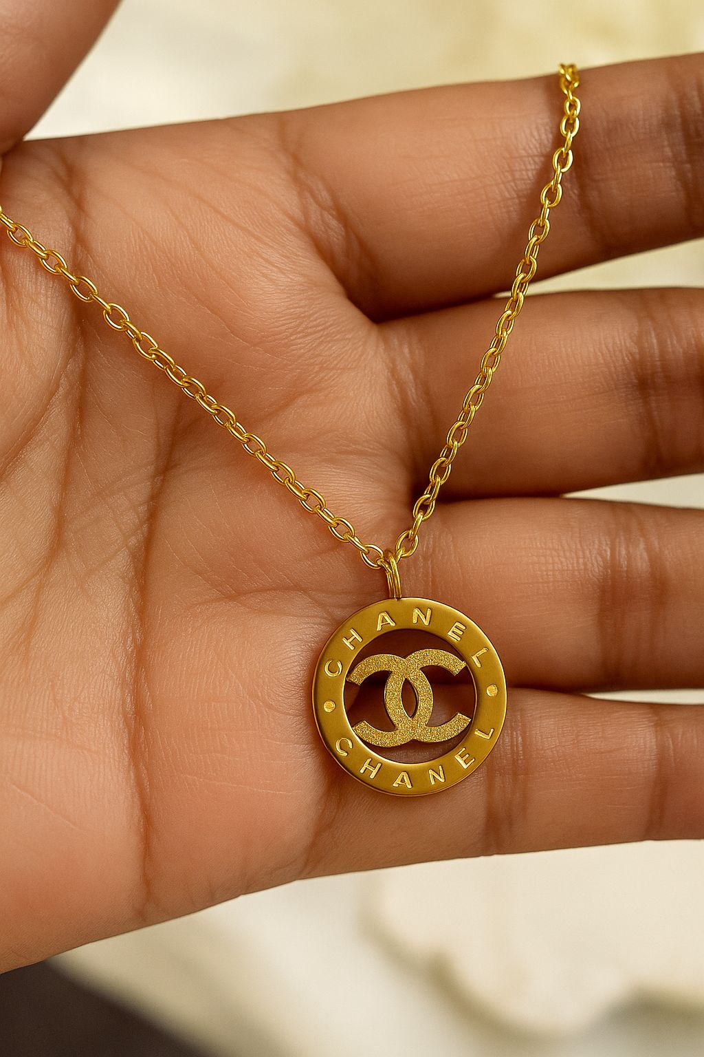 Glittered pendant necklace